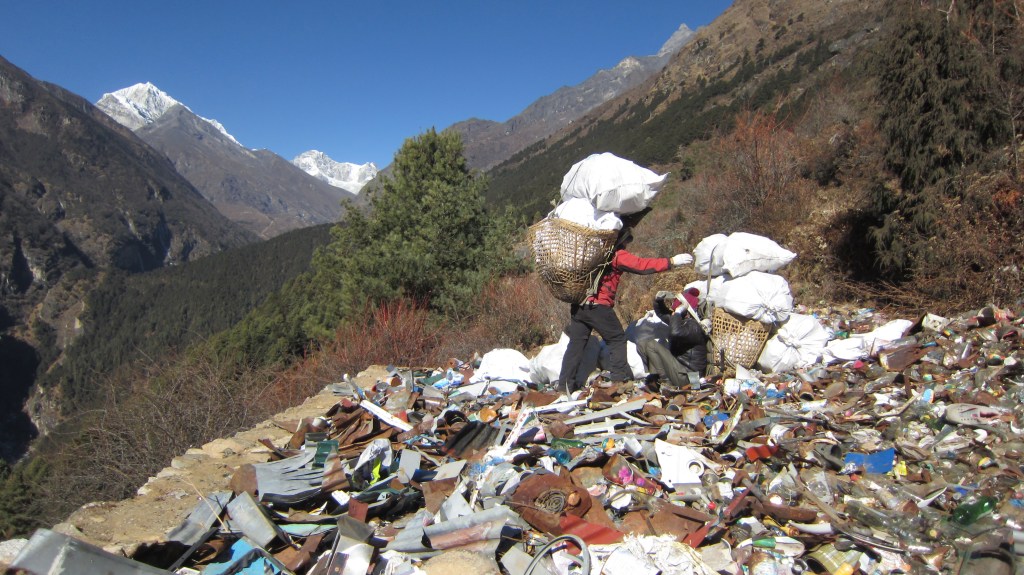 El País: «Un libro para retirar una tonelada de basura del&nbsp;Everest»