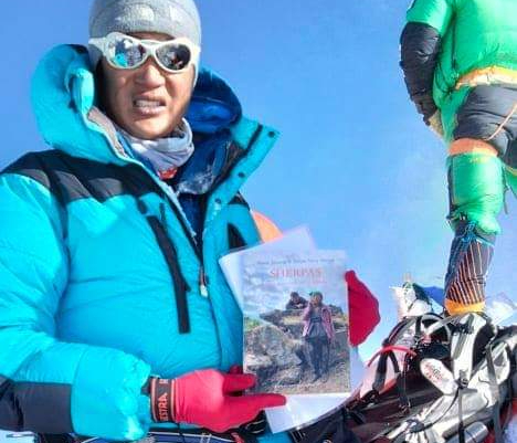 El libro ‘SHERPAS’ llega a la cima del Everest para visibilizar el trabajo de los alpinistas&nbsp;nepalíes