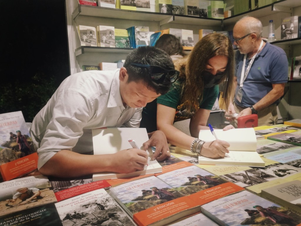 Xiana Siccardi y Lakpa Nuru Sherpa en la Feria del Libro de Madrid&nbsp;2021